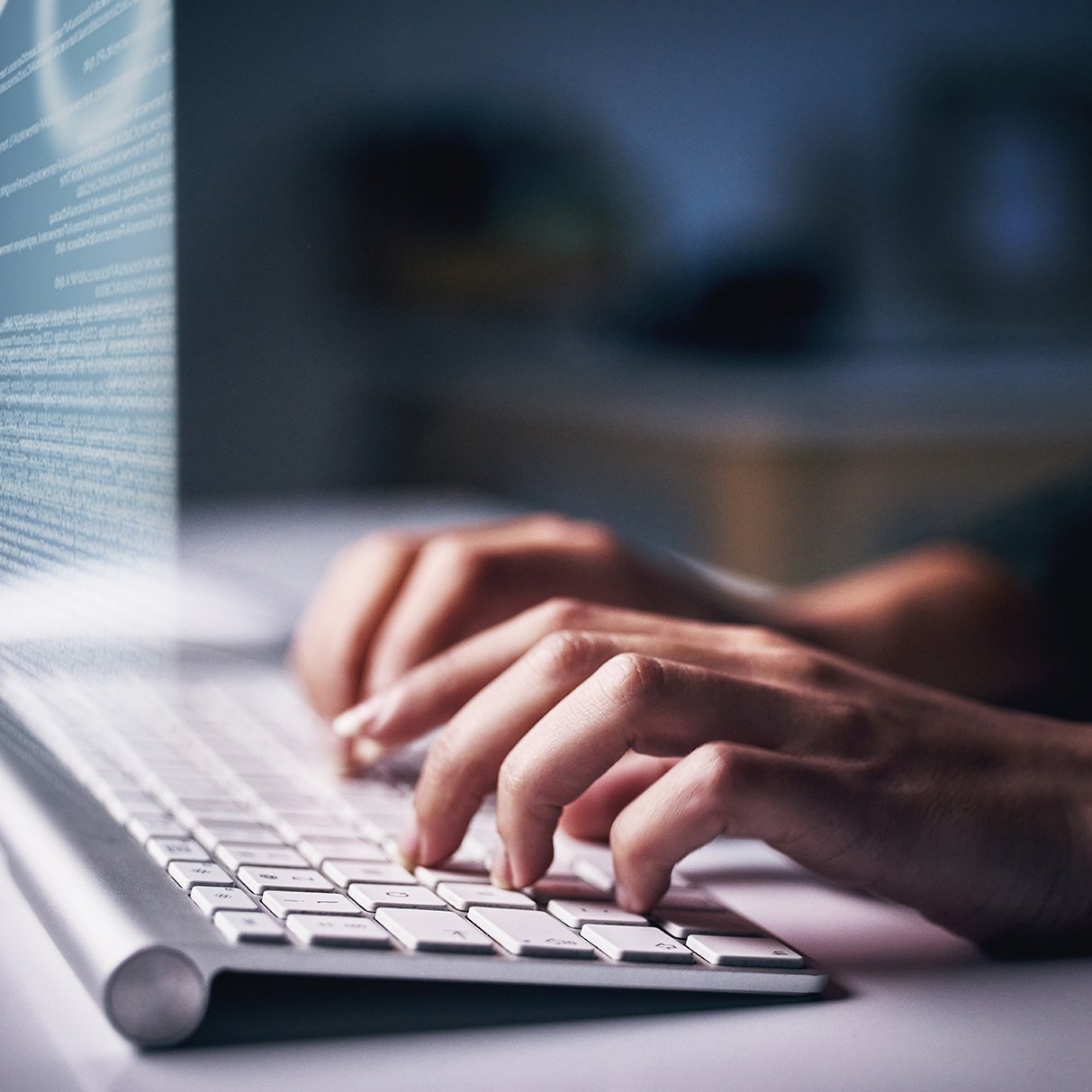 Eine Person verwendet eine Tastatur