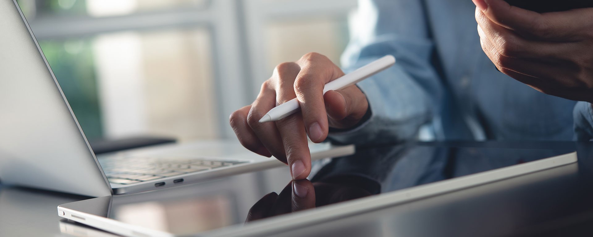 Eine Person nutzt ein Tablet