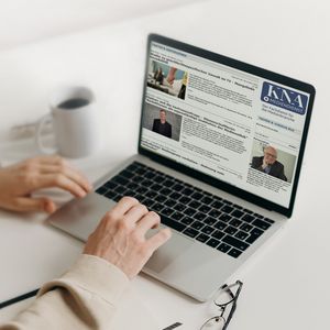 Person liesst den neuen KNA-Mediendienst Quelle:pexels.com Fotograf:Cottenbro Person liesst den neuen KNA-Mediendienst Quelle: pexels Fotograf:Cottenbro