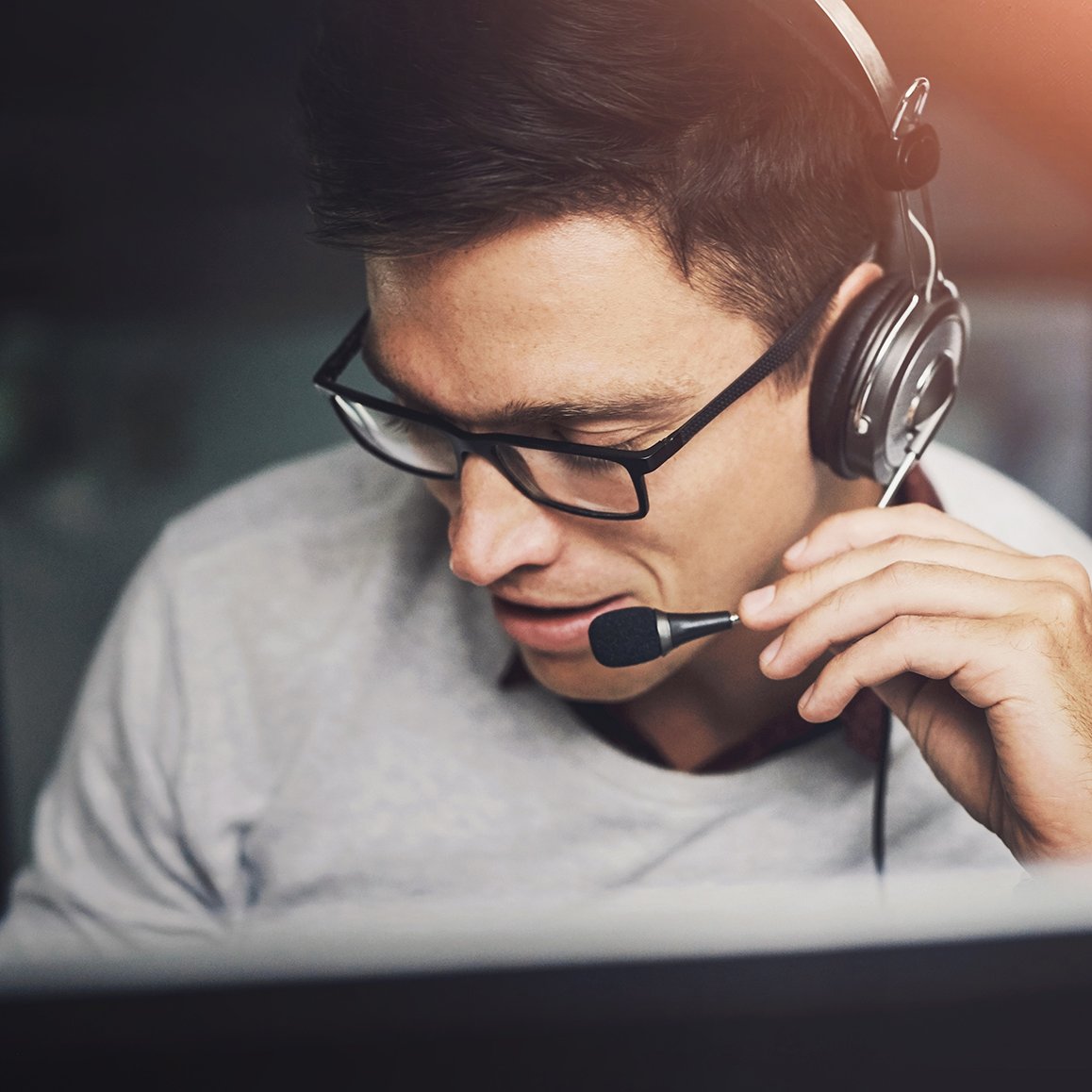 Ein Mann trägt ein Headset und telefoniert