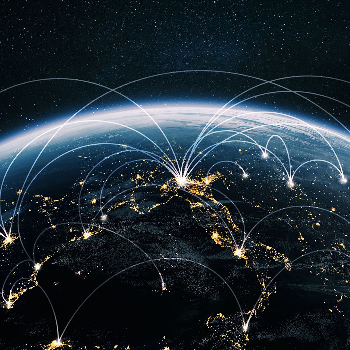 Die Erde, umgeben von Netzwerkverbindungen und Lichtern, illustriert globale Kommunikation