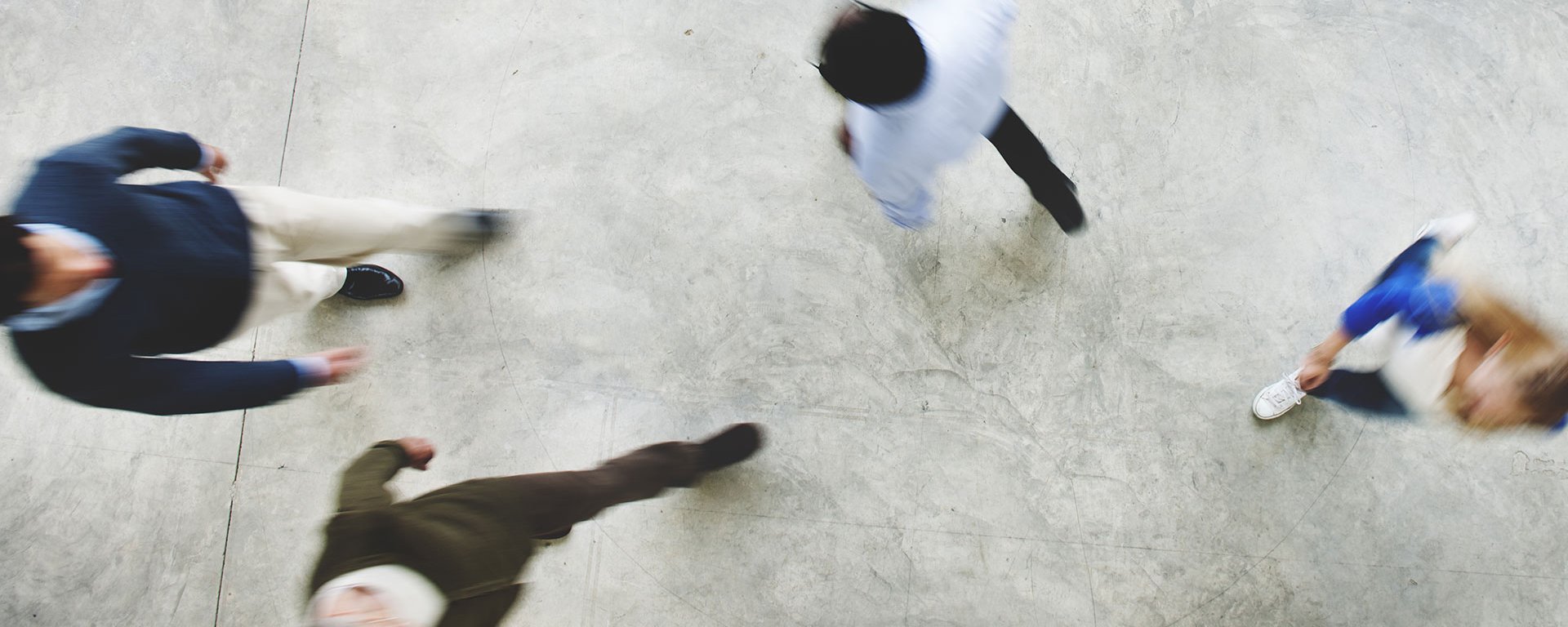 Unscharfe Vogelperspektive auf eine gehende Menschengruppe
