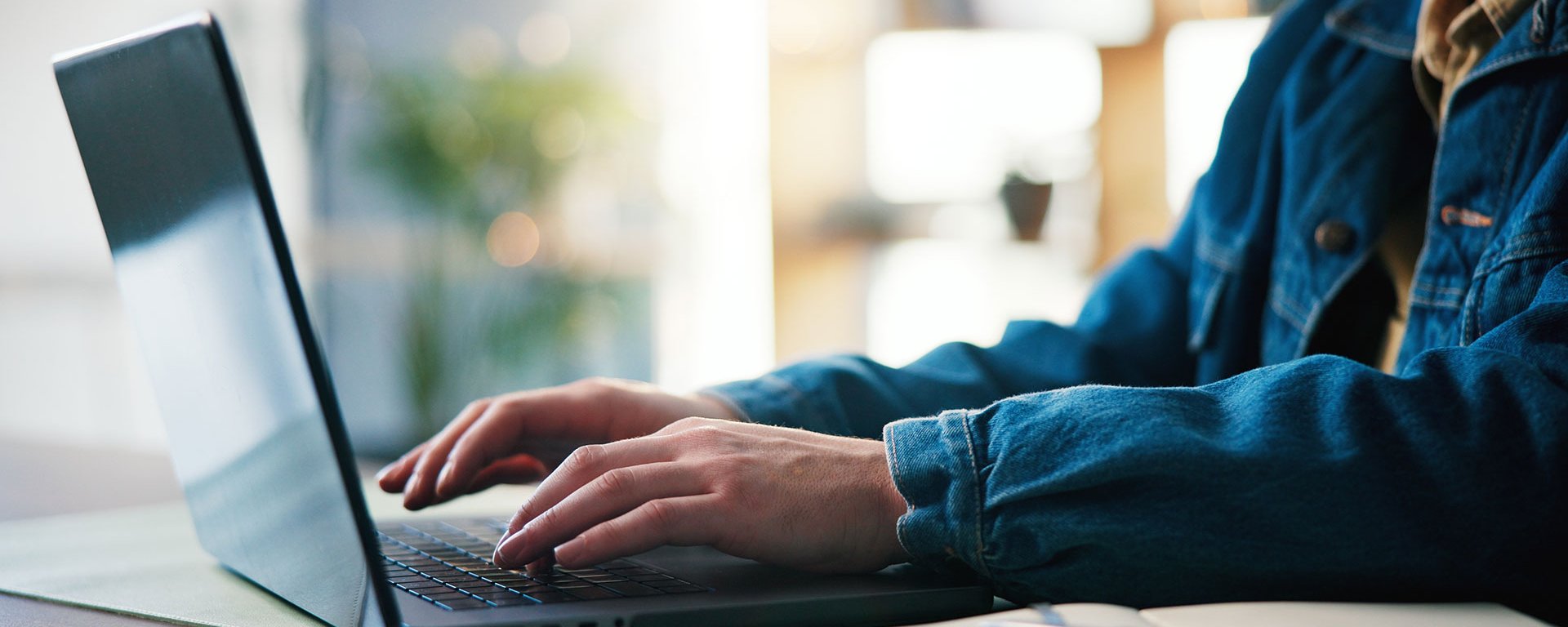 Eine Person arbeitet an einem Laptop