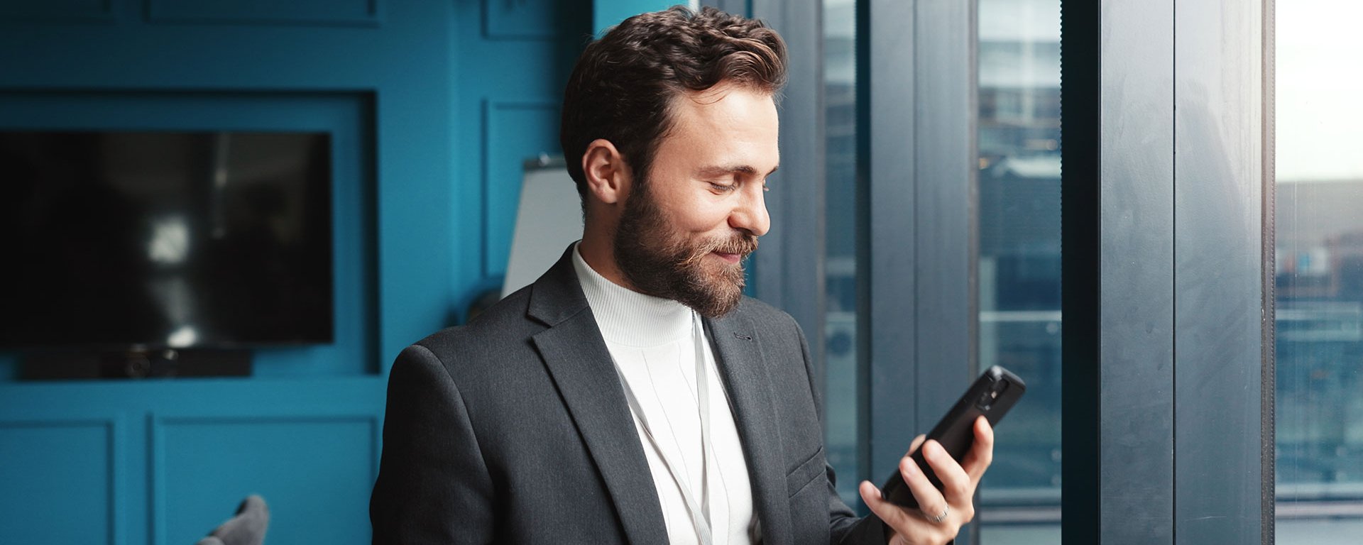  Ein Mann schaut auf sein Handy