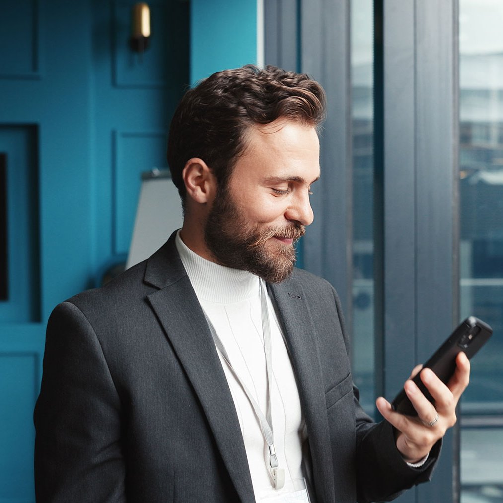  Ein Mann schaut auf sein Handy