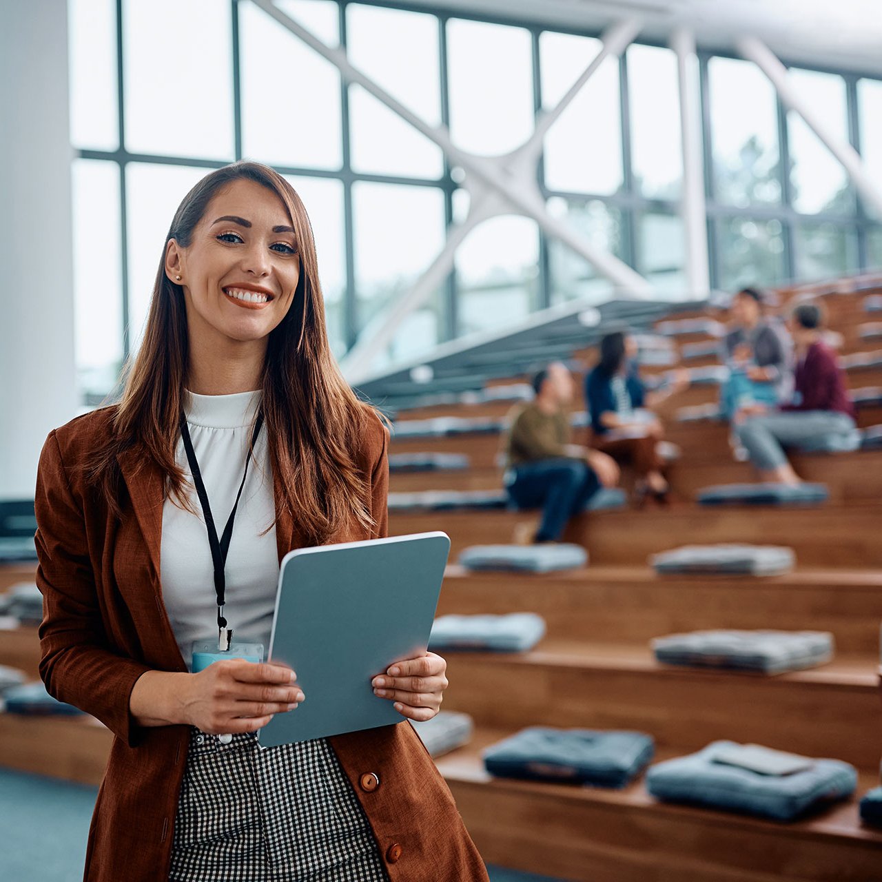 Eine Frau hält ein Tablet in den Händen