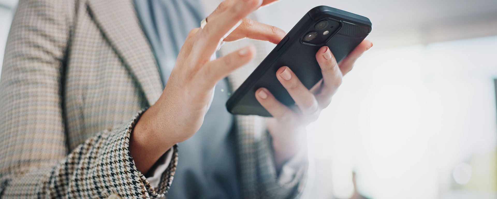 Eine Frau hält ein Handy in der Hand