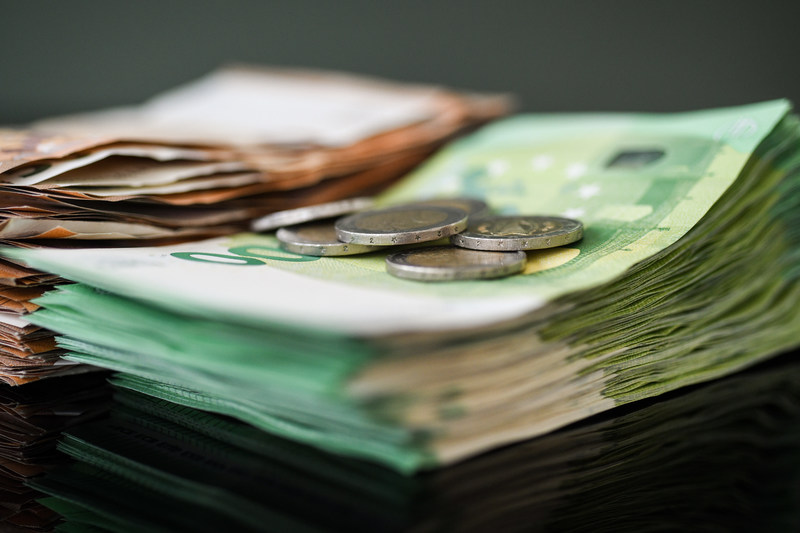 ILLUSTRATION - Stapelweise Geld. Foto: Julia Steinbrecht/KNA