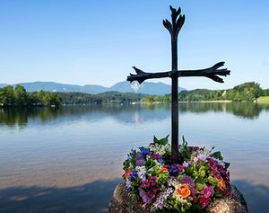 Geschmücktes Kreuz Ein festlich geschmücktes Kreuz, aufgenommen am 4. Juni 2015 in Seehausen bei der traditionellen Seeprozession zu Fronleichnam.