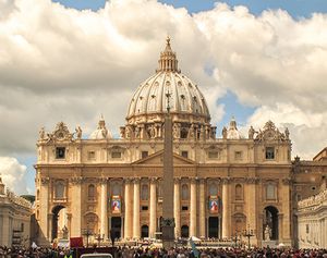 Gläubige warten auf dem Petersplatz auf den Beginn des Gottesdienstes, in dem Papst Johannes XXIII. und Papst Johannes Paul II. am 27. April 2014 in Rom heiliggesprochen werden.