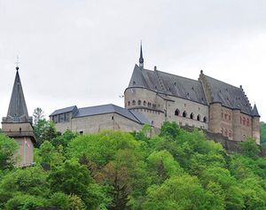 Luxemburg: Das Großherzogtum Luxemburg ist eine parlamentarische Monarchie in Westeuropa und ist mit einer Fläche von 2586 Quadratkilometern der zweitkleinste Staat der Europäischen Union.  Bild: Das malerische Ardennenstädchen Vianden wird von der gr